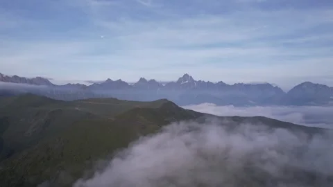 Sea of Clouds and Cloud Cascades over Lianhua Mountain in Western Sichuan, China Stockbeeldmateriaal 347745718