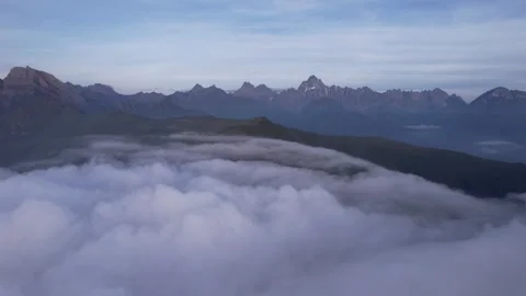 Sea of clouds and cloud waterfall over Lianhua Mountain in Western Sichuan 스톡 동영상 347755556