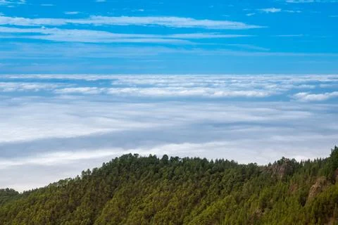 Sea of clouds below the summit of Teide volcano in Tenerife Foto stock