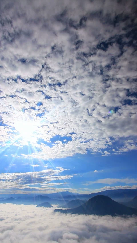 Sea of Clouds, Mount Tateshina, Mount Otokami, the Sun, and Flowing Scales of Vídeo Stock 330583536