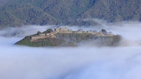 Sea of Clouds over Takeda Castle Viewed from Rikuunkyo Video stock 332008348