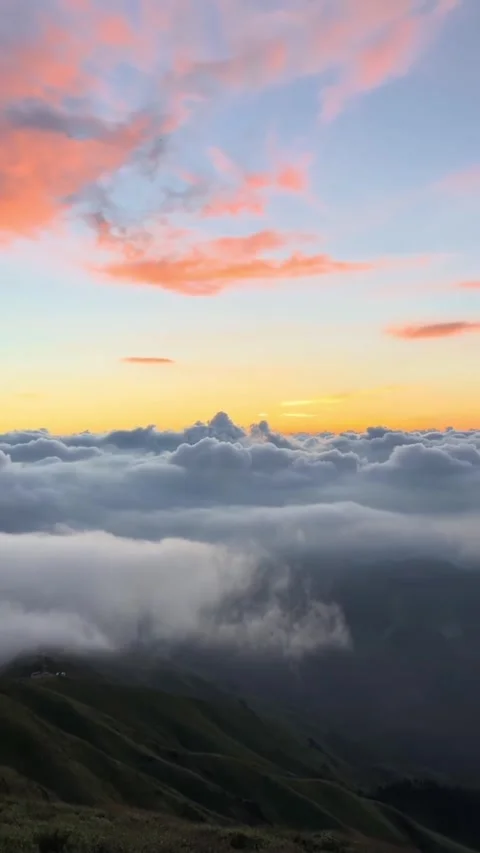 Sea of Clouds Sunset Over Mountain Camp in Wugongshan China Stockbeeldmateriaal 348392064
