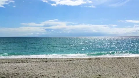 Sea coast with waves beating against the stones on the shore. Video stock 182501635