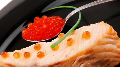 Sea fish portion : roasted salmon fillet and caviar 库存影片 28534755