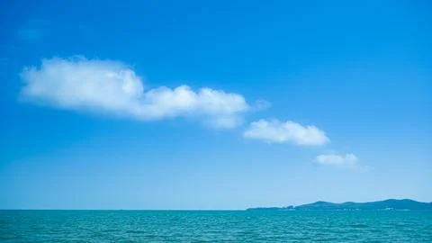 The sea floor has waves Emerald green and turquoise. Bright blue skies and .. Fotos de archivo