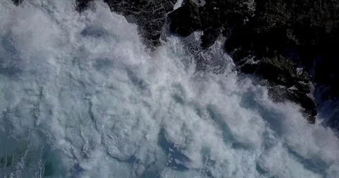 Sea foam shorebreak waves pattern view from above. Stock-Footage 72491151
