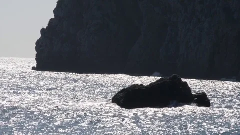 The sea full of reflections on the cliff Stock-Footage 97774570