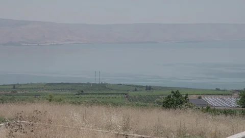 Sea of Galilee with a mountain range in the background, panning shot Vídeos de archivo 85609069