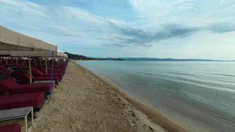 Sea gently laps the shore under a soft, cloudy sky. Trani Ammouda, Greece Vídeo Stock 339616262