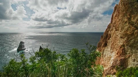 Sea horizon with variable cloudiness, on the water shadow of clouds and rays of 库存影片 220633248