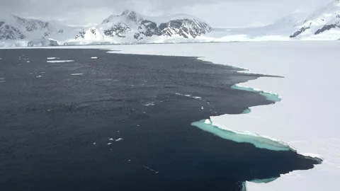 Sea ice edge top-down with ship shadow Antarctica, 4K Vídeos de archivo 332399872