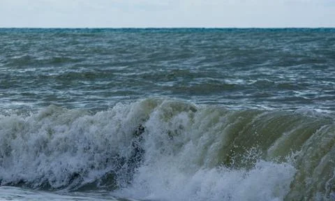 Sea landscape is a pebbly beach with waves in white foam Foto stock