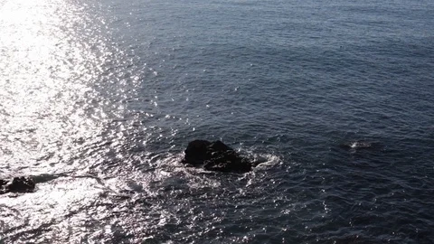 Sea on the rocks with reflections of the sun Stock Footage 101915509