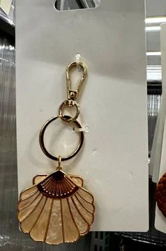 Sea shell key charm for keys attached to a paper for sale Stock-Fotos