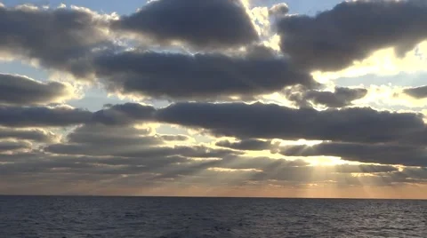 The sea, the sky, the sun's rays. Vídeo Stock 58595938