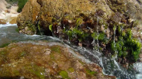 Sea splashing on rocks Vídeos de archivo 39023174