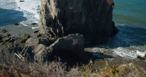 Sea Stack Along Oregon Coast With Waves Crashing 動画素材 159248706