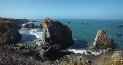 Sea Stack Along Oregon Coast With Waves Crashing Dolly Shot 動画素材 159248719