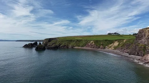 Sea Stack and Coastal Bay at Ballydwan Beach Waterford Ireland Stockbeeldmateriaal 337396564