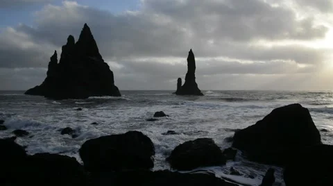 Sea stack and island in evening with crashing waves, Reynisdrangur, Iceland. Stockbeeldmateriaal 56700144