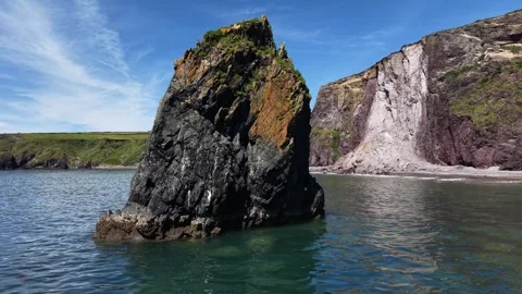 Sea Stack at Ballydwan Beach Waterford Ireland Stockbeeldmateriaal 337396160