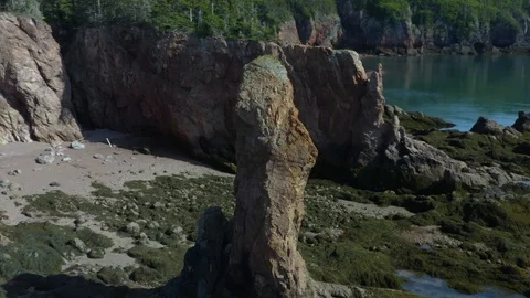 Sea stack at low tide 4K Aerial Drone Footage Stockbeeldmateriaal 125274878