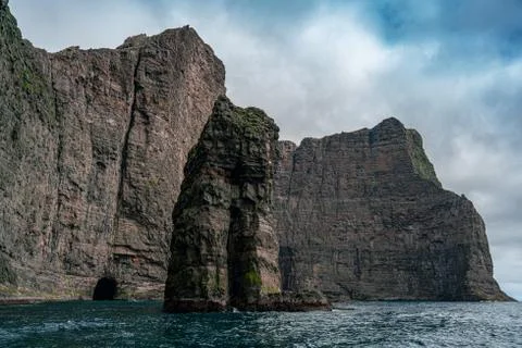 Sea stack sphinx in Vagar Stock-Fotos
