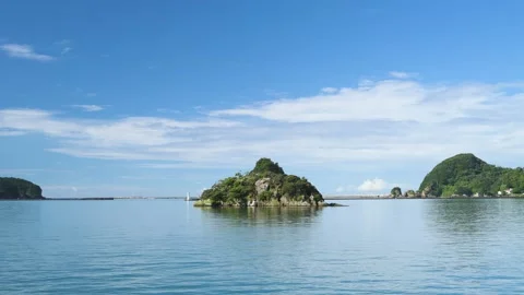 Sea stack in the water, Izu Peninsula Vidéo 340241800