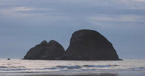 Sea stacks in the ocean with waves breaking on a beach 库存影片 251502687
