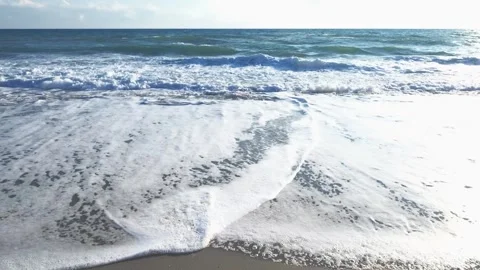 Sea surf with foam on a flat coast 스톡 동영상 321746936