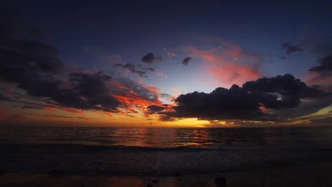 Sea surf on the night beach. Dark sunset over tropical sea 库存影片 129203002