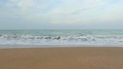 Sea surf on sandy coast on cloudy day Stock-Footage 226786251
