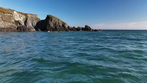 Sea Surface and Coastal Cliffs at Bunmahon Beach Ireland Vidéo 333414567