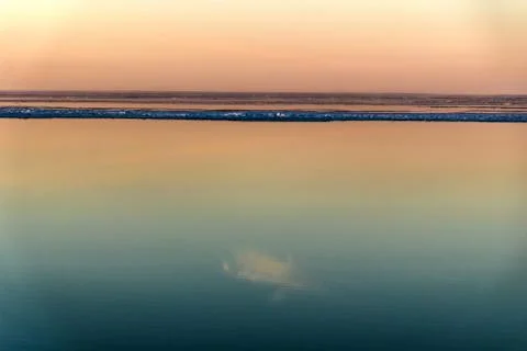 Sea surface with reflection of sky and clouds at sunset Foto stock