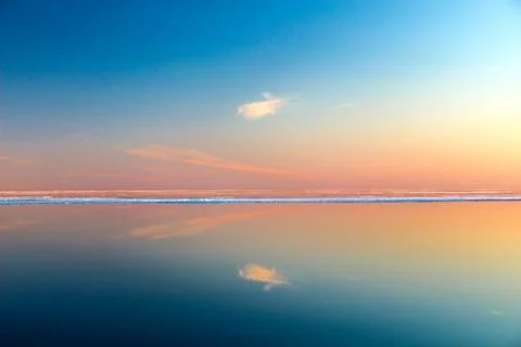 Sea surface with reflection of sky and clouds at sunset Foto stock