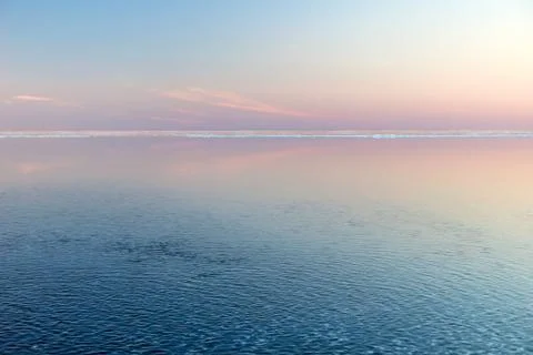 Sea surface with reflection of sky and clouds at sunset Foto stock
