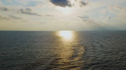Sea surface with the sun setting on the horizon. Sun glare on the water Vídeo Stock 139911211