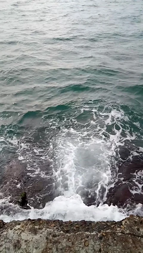 Sea tide at the marina 動画素材 154286101