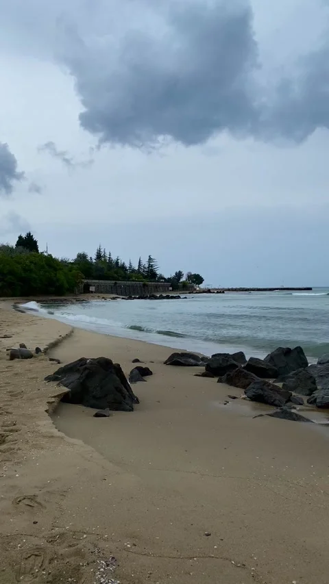 Sea view from the shore in cloudy weather. Sunny Beach, Bulgaria. Видео 343342657