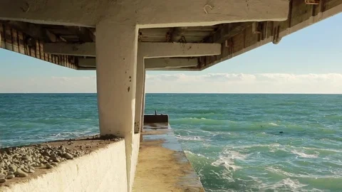 Sea view standing under the pier Vídeo Stock 84731149