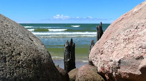 Sea view through stones 動画素材 40263340