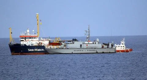 Sea Watch sequestrata, migranti sbarcano.Ira di Salvini, Lampedusa, Italy - 19 M Stock Photos