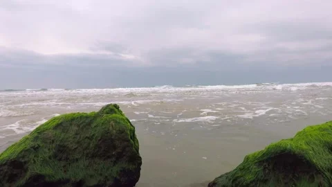 The sea water beating on the rocks close-up Vídeo Stock 146019266