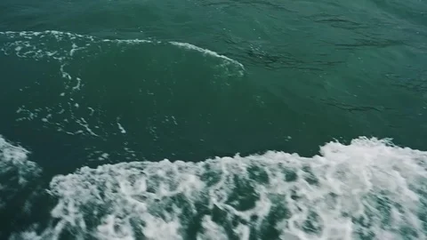 Sea wave close up, view from boat. Vídeo Stock 128803550