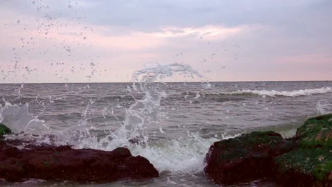 Sea wave crashing 库存影片 95079846