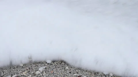 Sea wave with foam over seashells and sand Stock-Footage 22573142