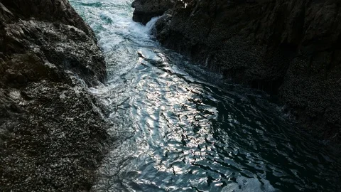 Sea wave hit the rock shore seascape Видео 90481065
