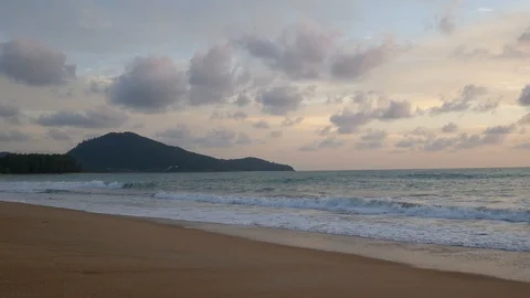 Sea wave hit sand beach in the evening with sunset golden cloudy twilight sky Vidéo 95017997