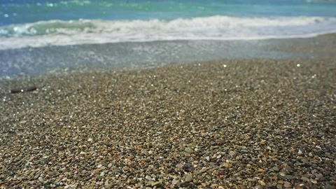 Sea wave rolls on pebble beach 库存影片 157348478