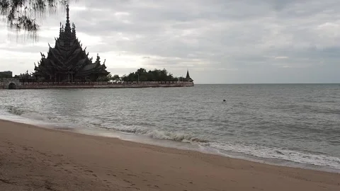 Sea waves against the backdrop of the temple of truth in Pattaya Stock Footage 176405330